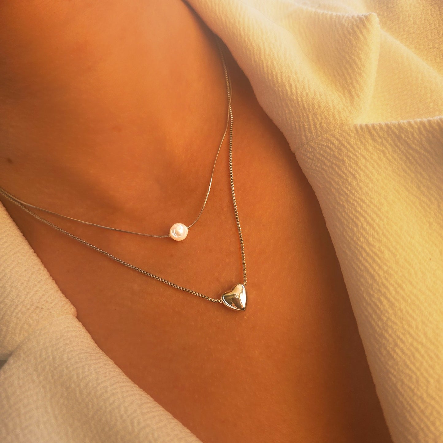 Collier double rang argenté avec cœur et perle blanche