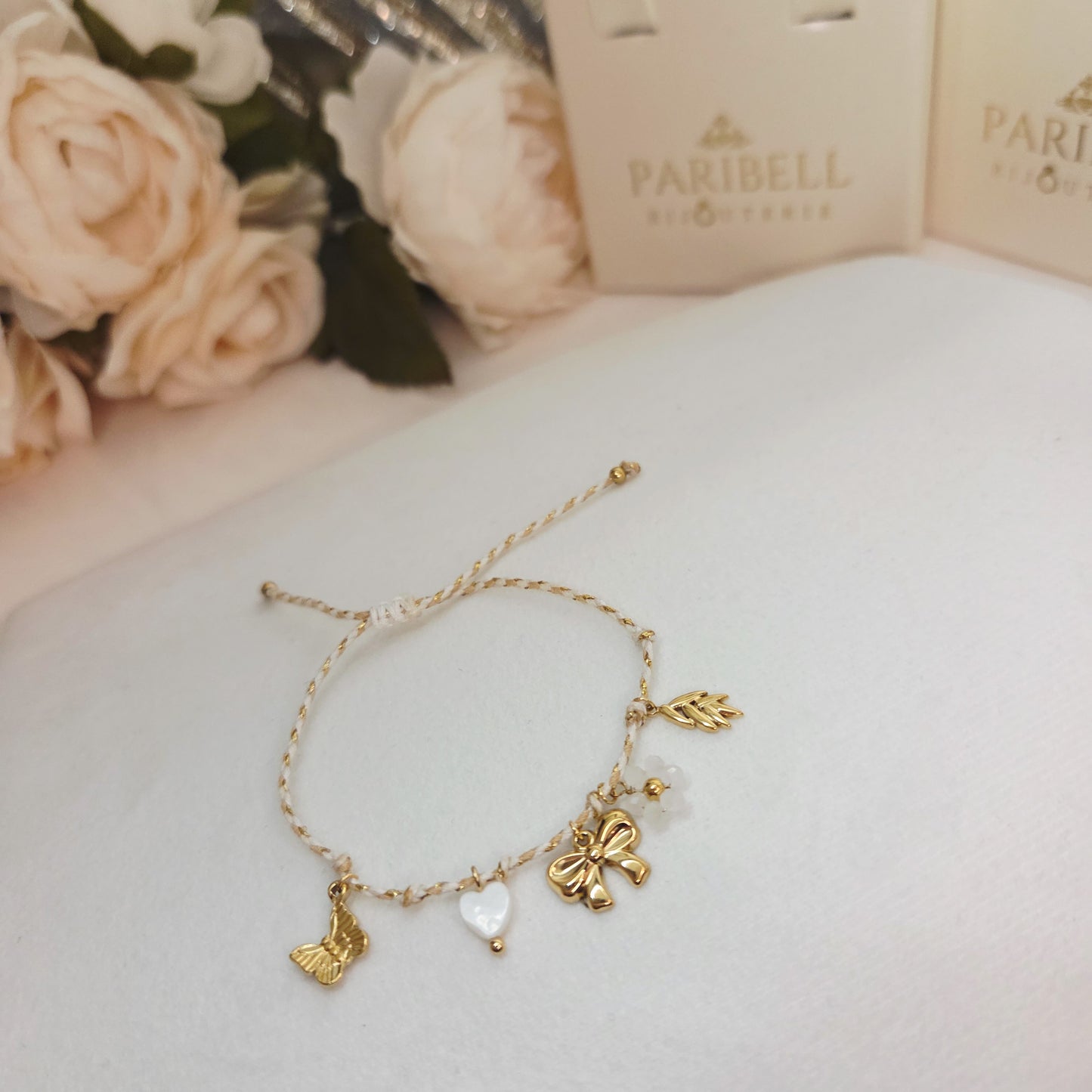 Bracelet cordon charms dorés et perles blanches