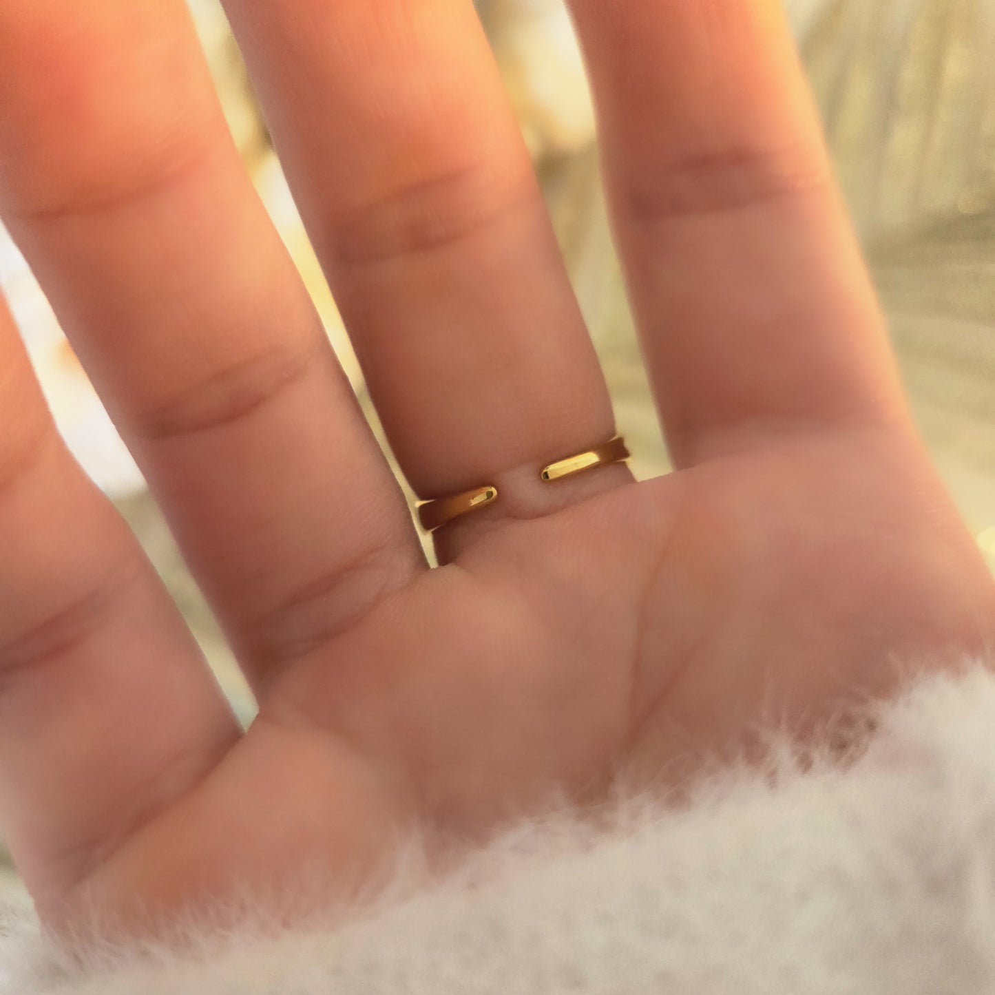 Bague dorée ajustable portée au doigt, chic et moderne – Collection Paribell