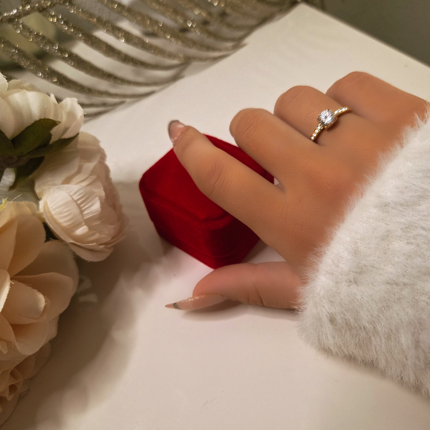 Raffinée et lumineuse, cette bague ajustable ornée d’une pierre étincelante incarne l’élégance classique revisitée.