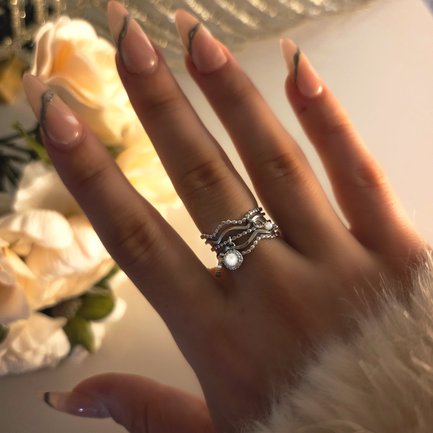 Bague argentée ajustable en acier inoxydable multi-anneaux avec pendentif rond – Paribell