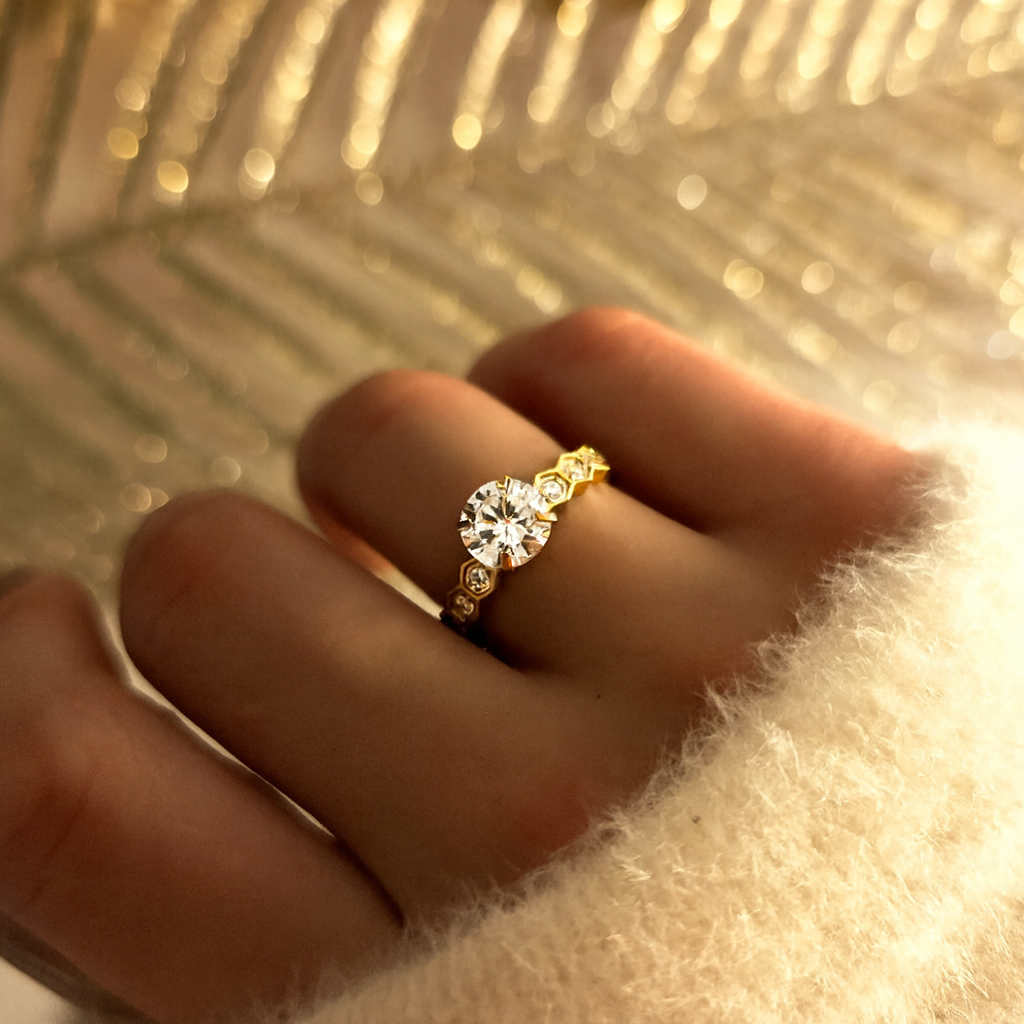 Bague avec une pierre centrale éclatante type zircon, style solitaire intemporel, idéale pour sublimer votre main en toute simplicité.