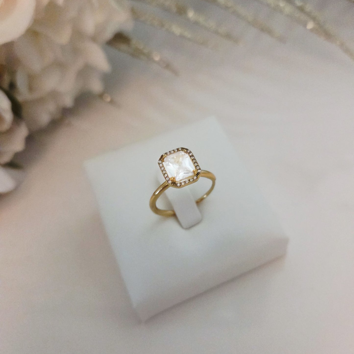 Bague de fiançailles dorée acier inoxydable – zircon carré et éclats ajustable sur présentoir