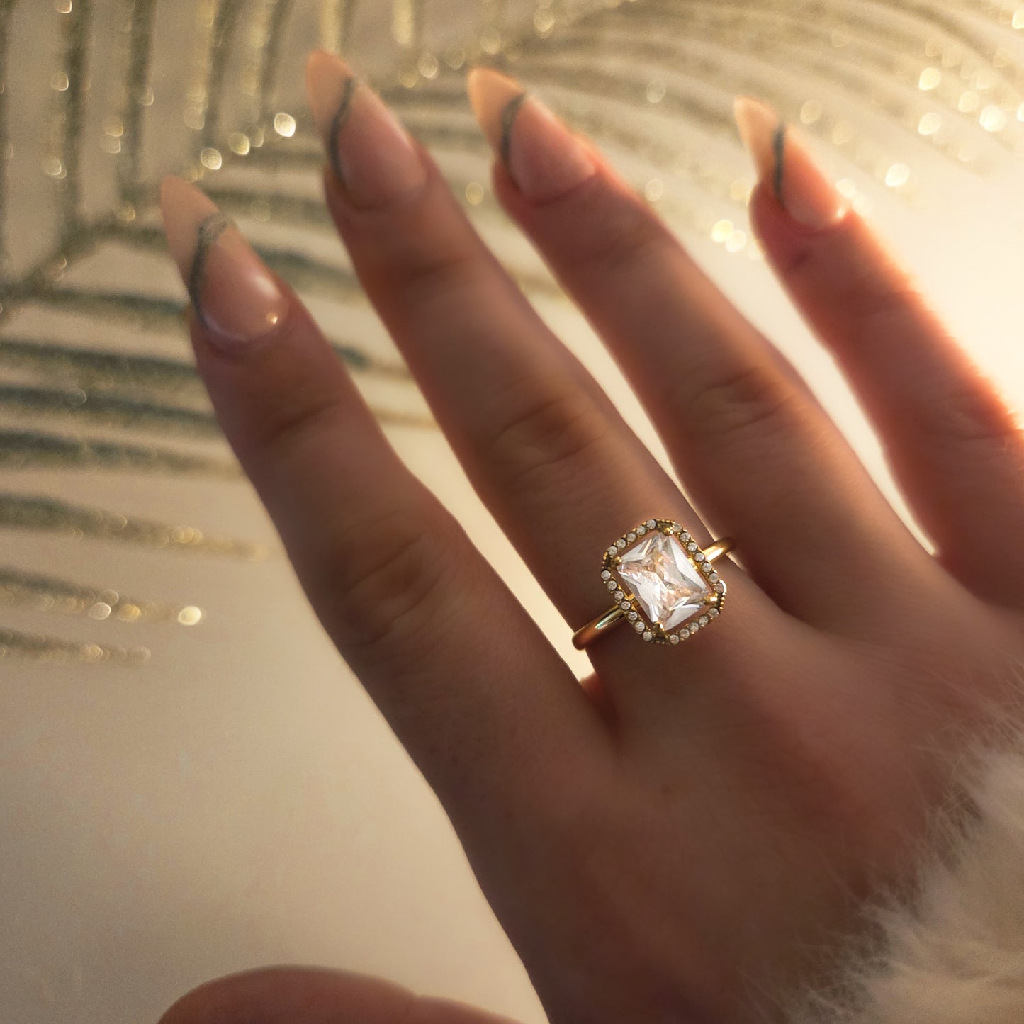 Bague dorée élégante en acier inoxydable sertie d’un zircon carré entouré d’éclats lumineux