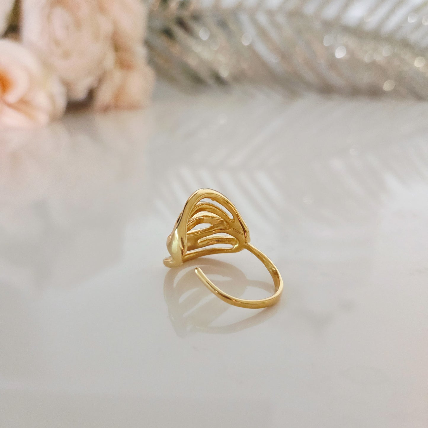 Vue sur la partie ajustable de la bague posée à plat. Design : ajouré, effet volume moderne
Taille : ajustable (confort et adaptabilité)
Style : contemporain et élégant.