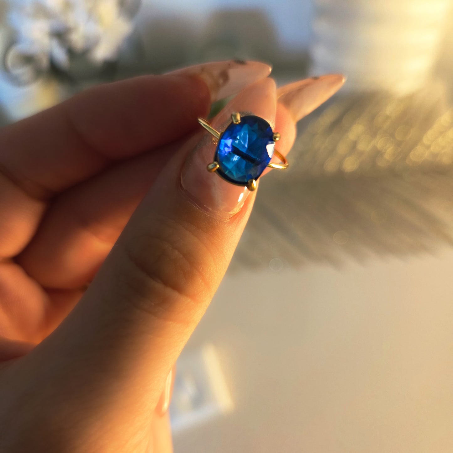 Idée cadeau pour femme ! Bague dorée ajustable en acier inoxydable avec pierre bleue ovale étincelante – Paribell
