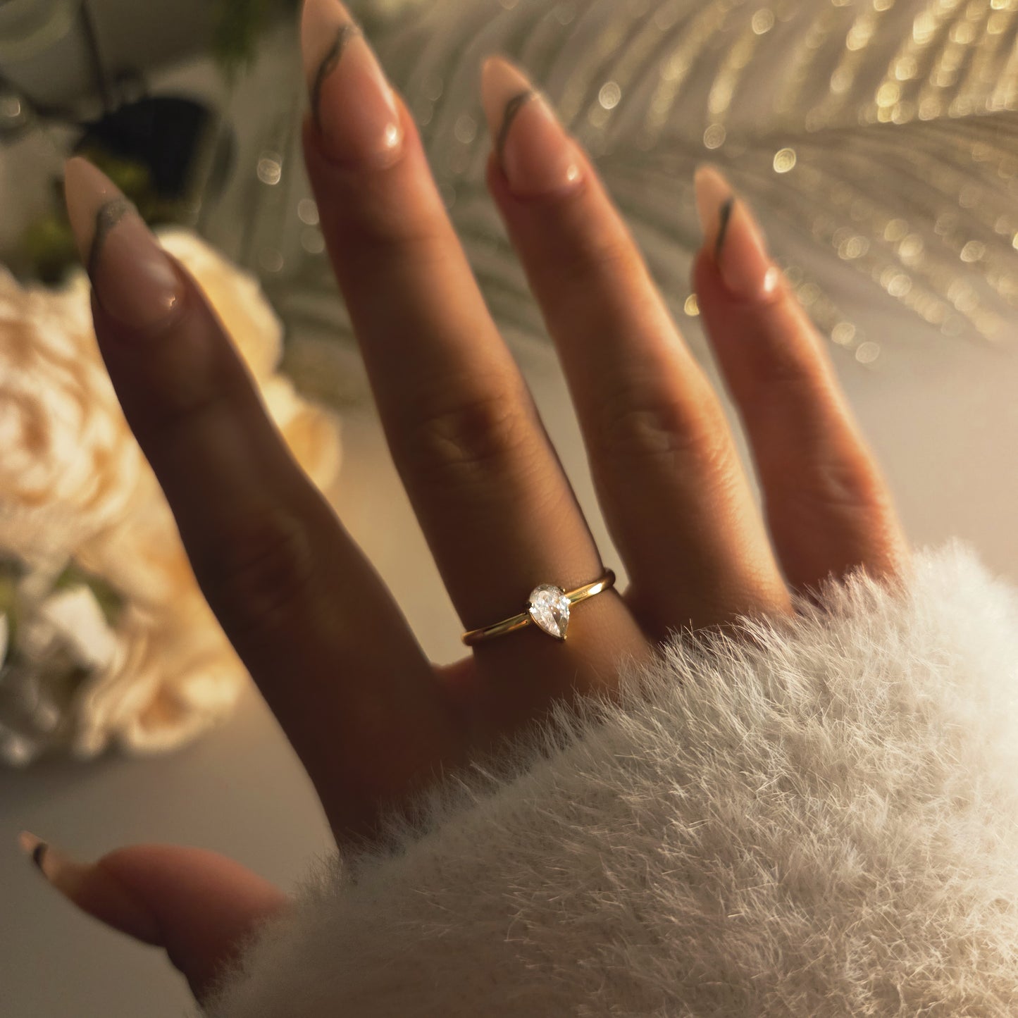 Bague dorée ajustable avec pierre en forme de goutte étincelante, bijou élégant et intemporel pour femme, parfaite à offrir ou à porter au quotidien.