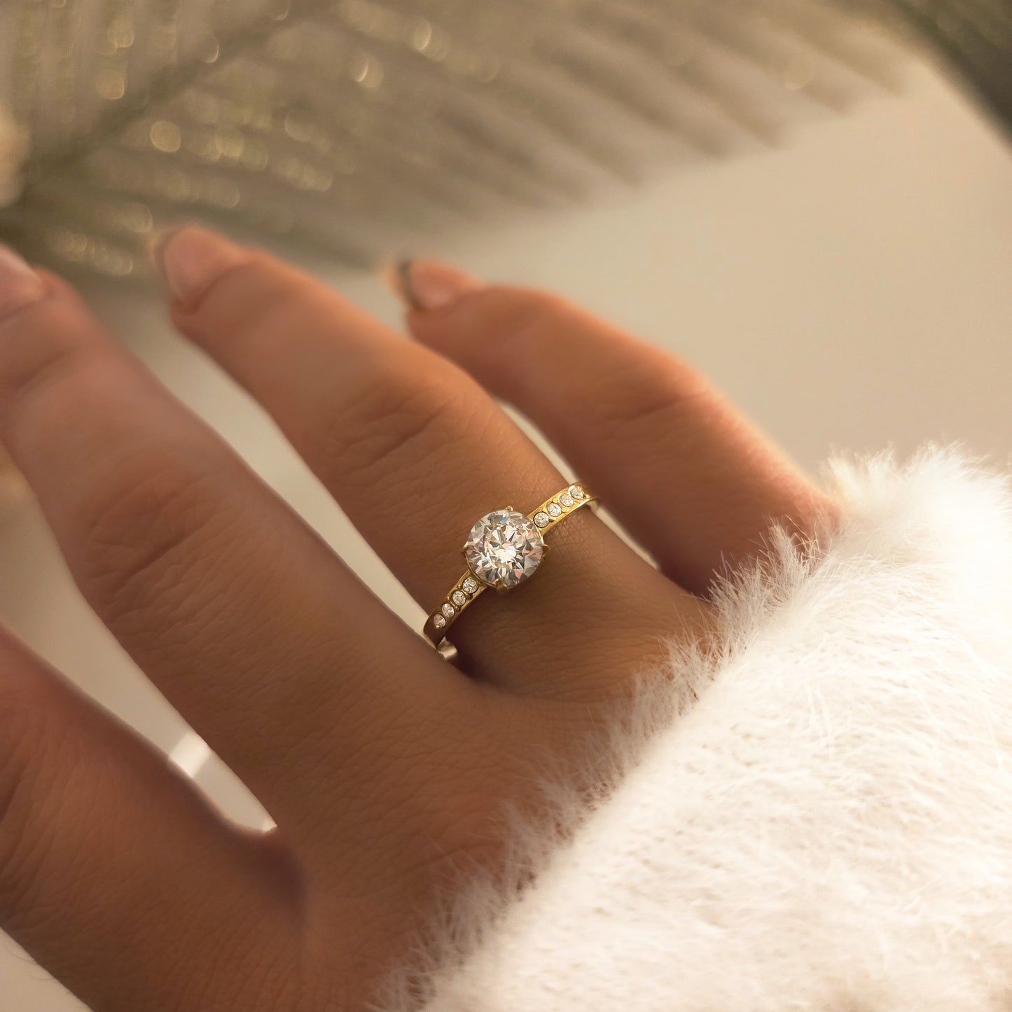Bague dorée femme en acier inoxydable avec zircon rond central et incrustations de pierres scintillantes, bijou élégant et raffiné idéal pour mariage, fiançailles ou cadeau.