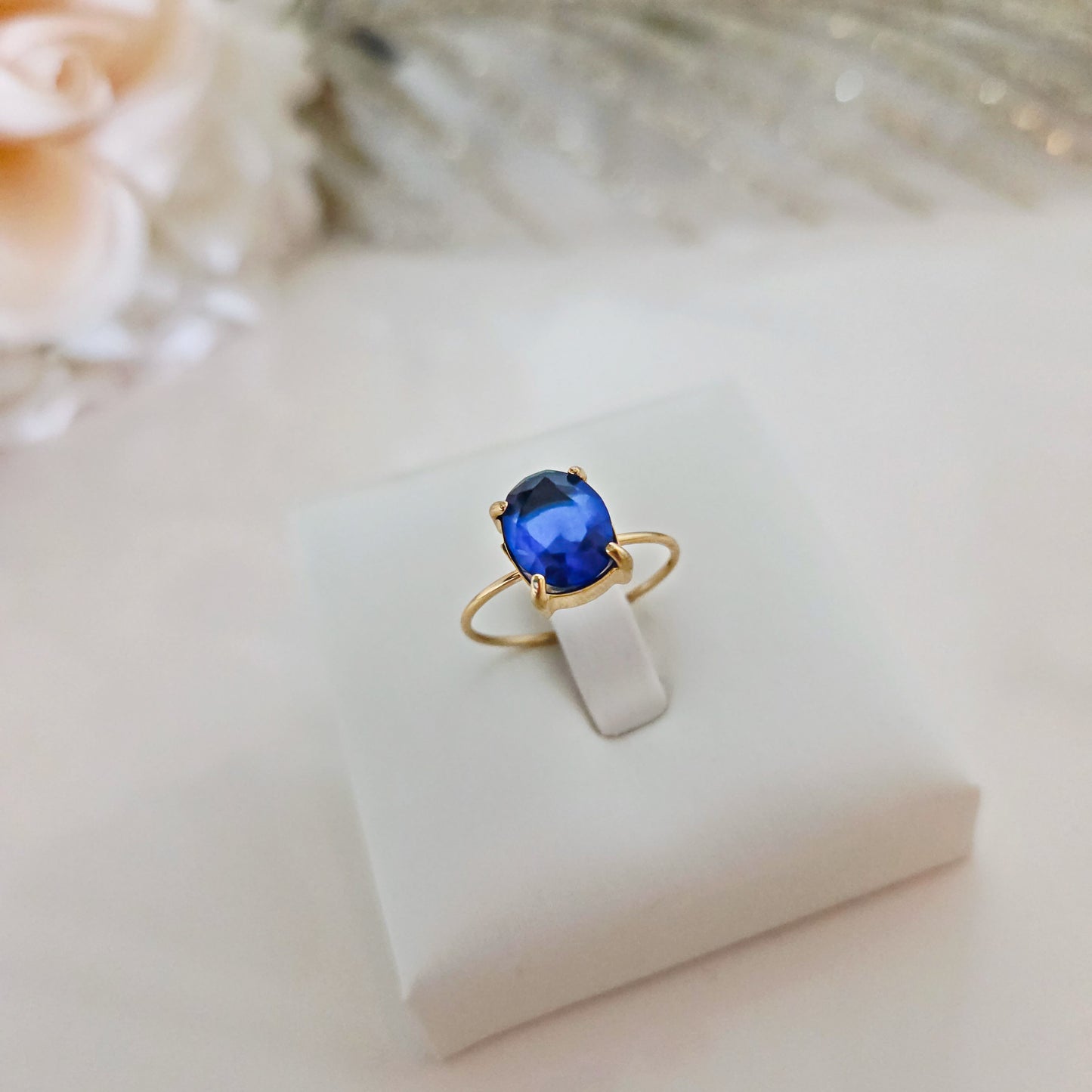 Bague dorée élégante en acier inoxydable sertie d’une pierre bleue effet saphir fiançailles