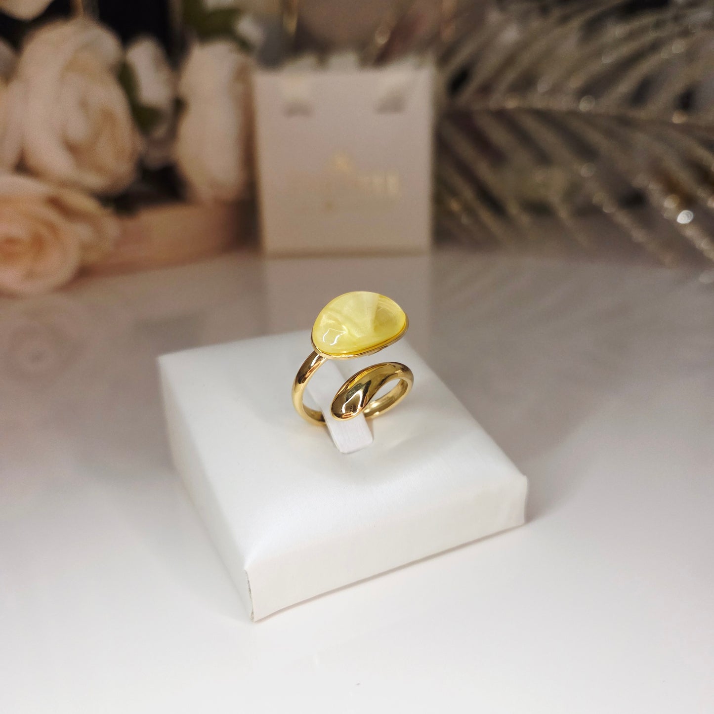 Bague élégante avec pierre ovale lisse, design moderne, bijou raffiné présenté sur support.