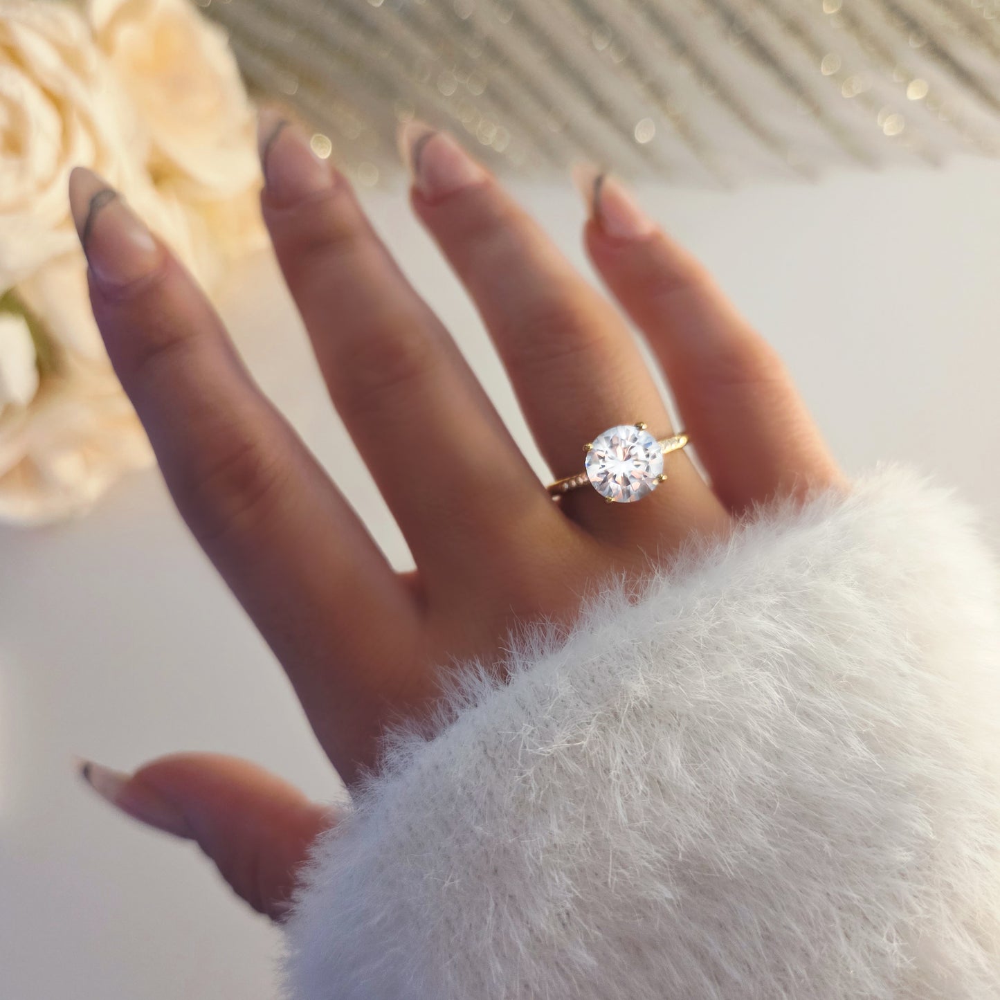 Bague solitaire dorée en acier inoxydable, sertie d’une pierre ronde en oxyde de zirconium, bijou intemporel et élégant pour femme.