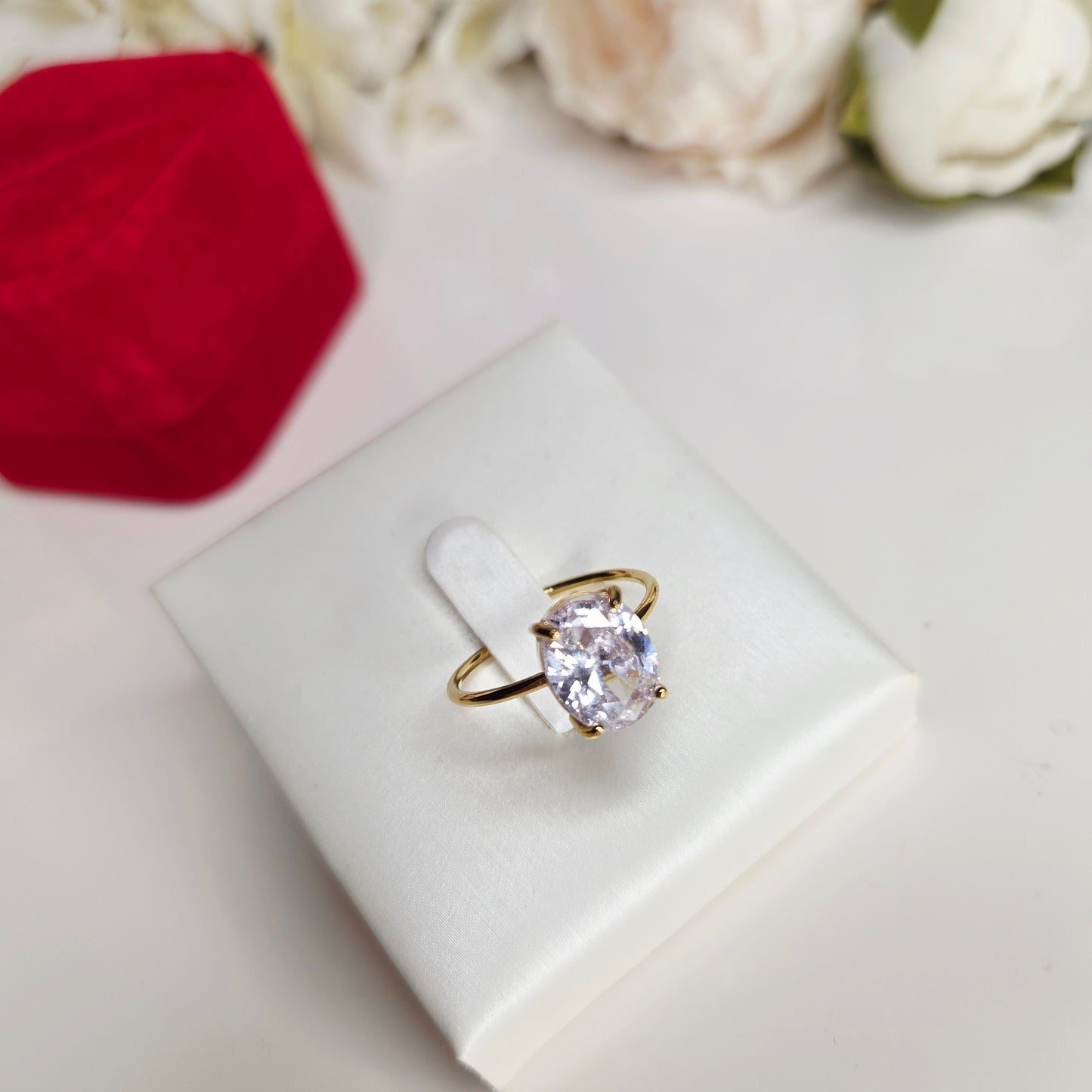 Bague solitaire dorée pour femme. Zoom sur la pierre ovale