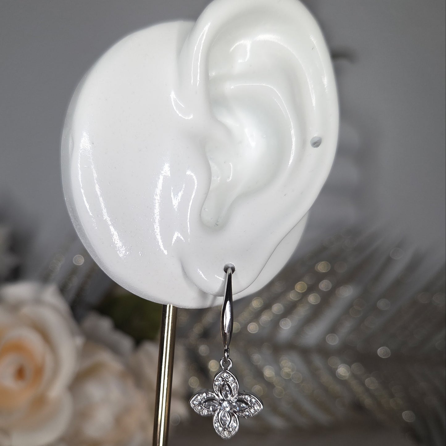 Boucles d’oreilles pendantes fleur argentées en acier inoxydable