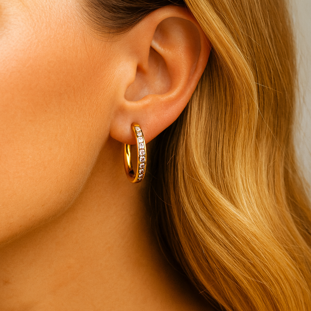 Boucles d’oreilles créoles en acier inoxydable doré avec zircons scintillants, bijoux féminins élégants et intemporels, parfaits pour le quotidien ou les grandes occasions.