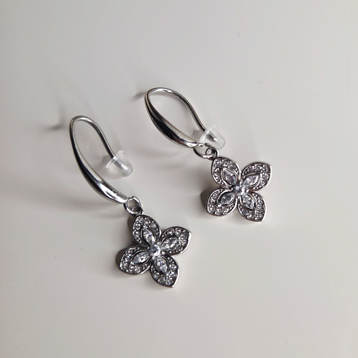 Boucles d’oreilles argentées design fleur scintillante en acier inoxydable