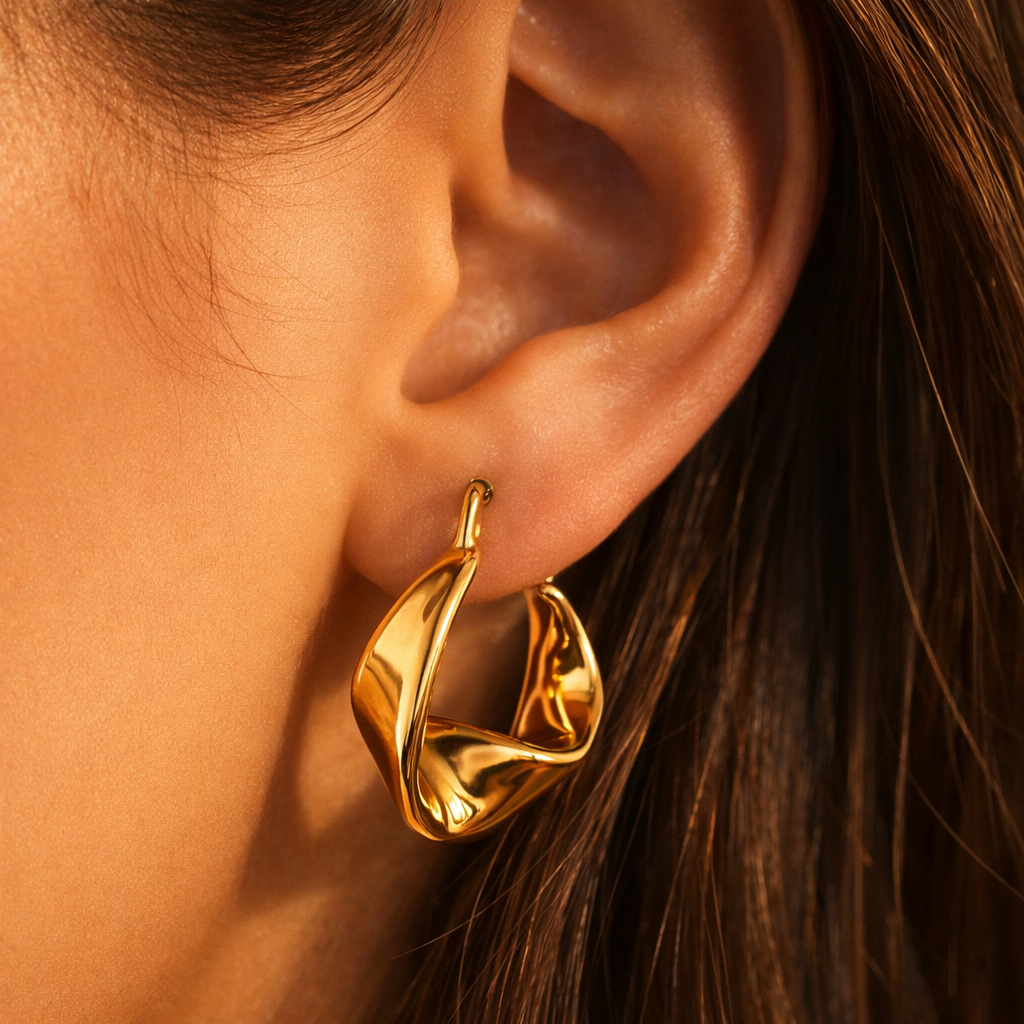 Boucles d’oreilles sculptées au design organique portées à l’oreille, bijou moderne et élégant