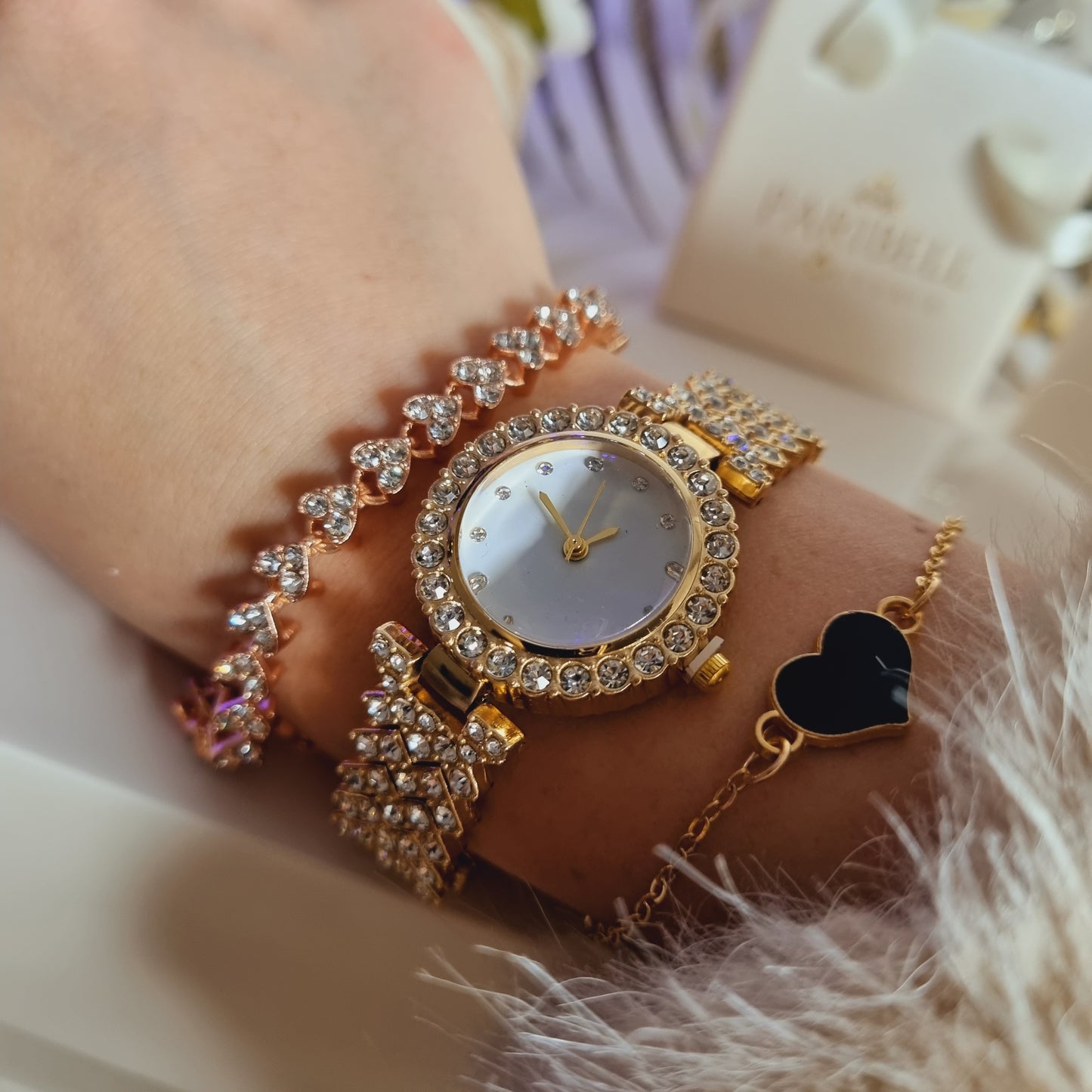 Bracelet doré ajustable avec cœur et pierre noire scintillante photo portée