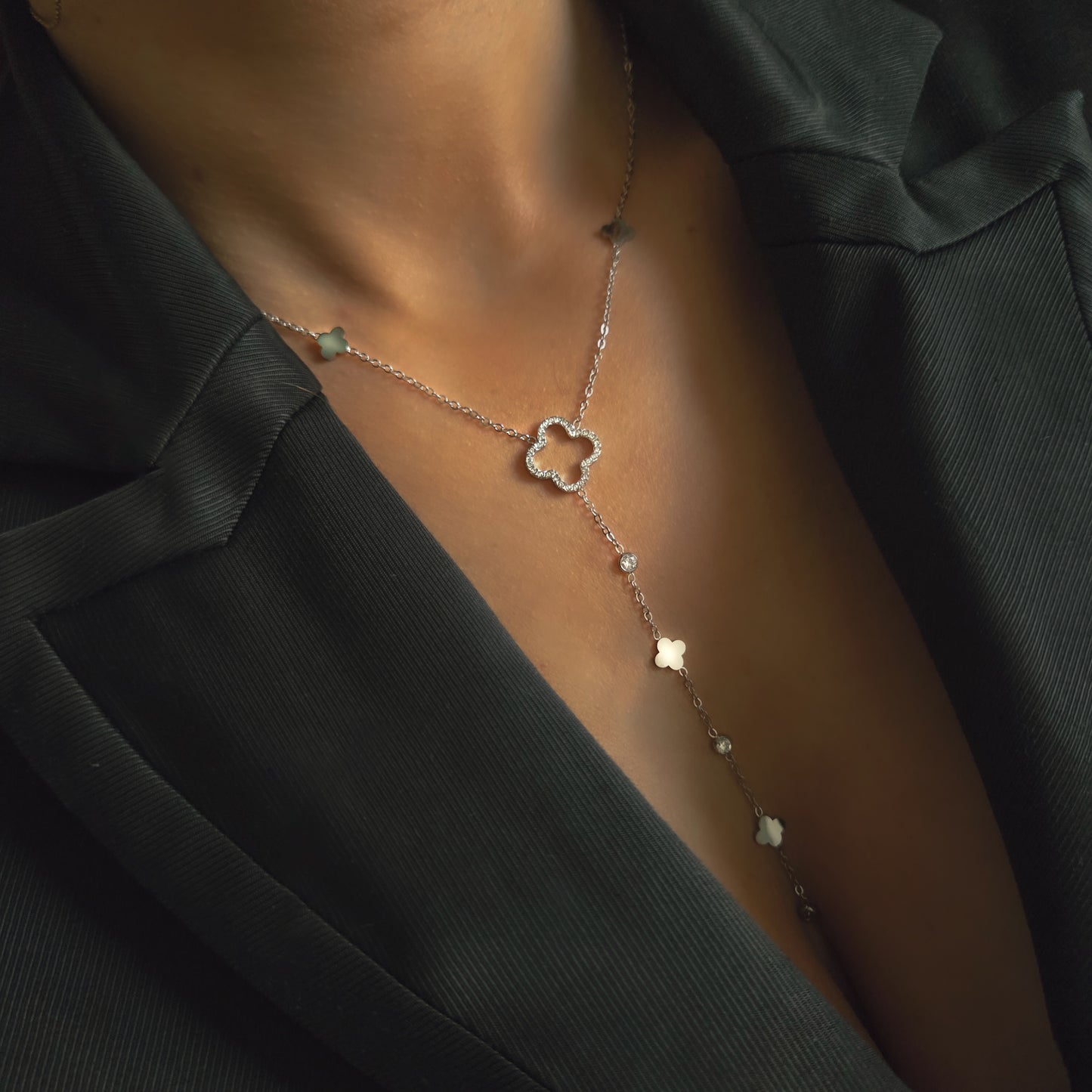 Collier argenté en acier inoxydable avec pendentif trèfle long raffiné – Paribell