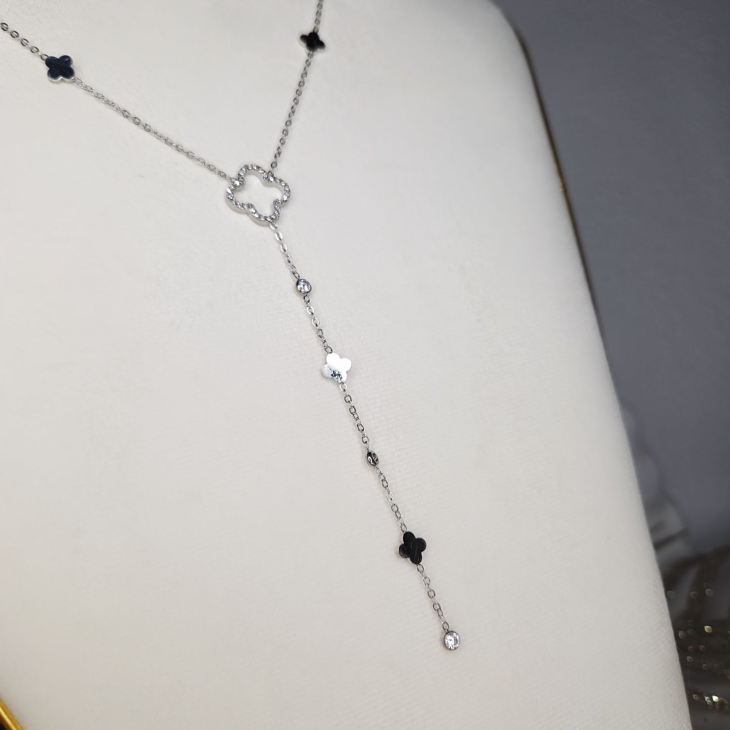 Collier argenté long moderne en acier inoxydable avec motif trèfle