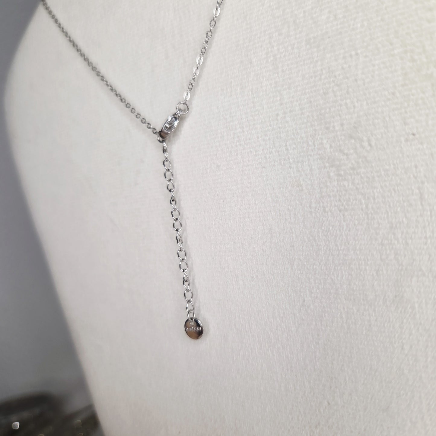 Collier argenté acier inoxydable – pendentif trèfle raffiné zoom sur la fermeture