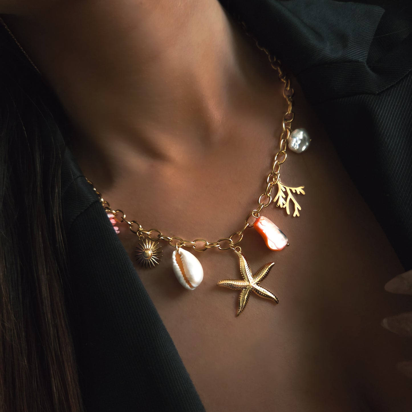 Collier doré tendance avec pendentifs marins : étoile de mer, coquillage et corail