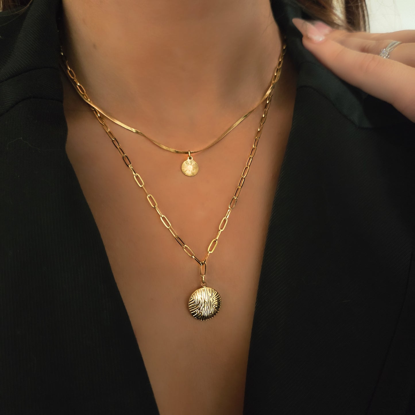 Collier double rang en acier inoxydable doré, composé d’une chaîne serpent et d’une chaîne à maillons avec médaillons solaires gravés, bijou tendance pour femme.