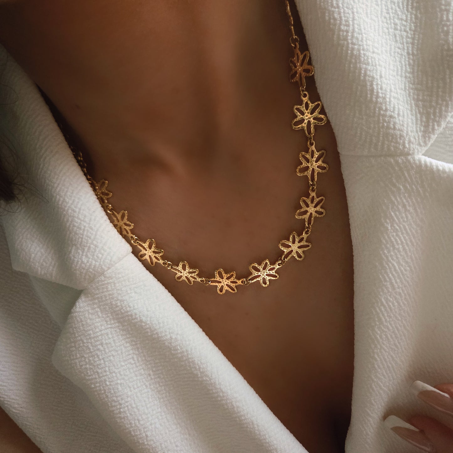 Collier à fleurs délicates porté au cou, bijou élégant et féminin