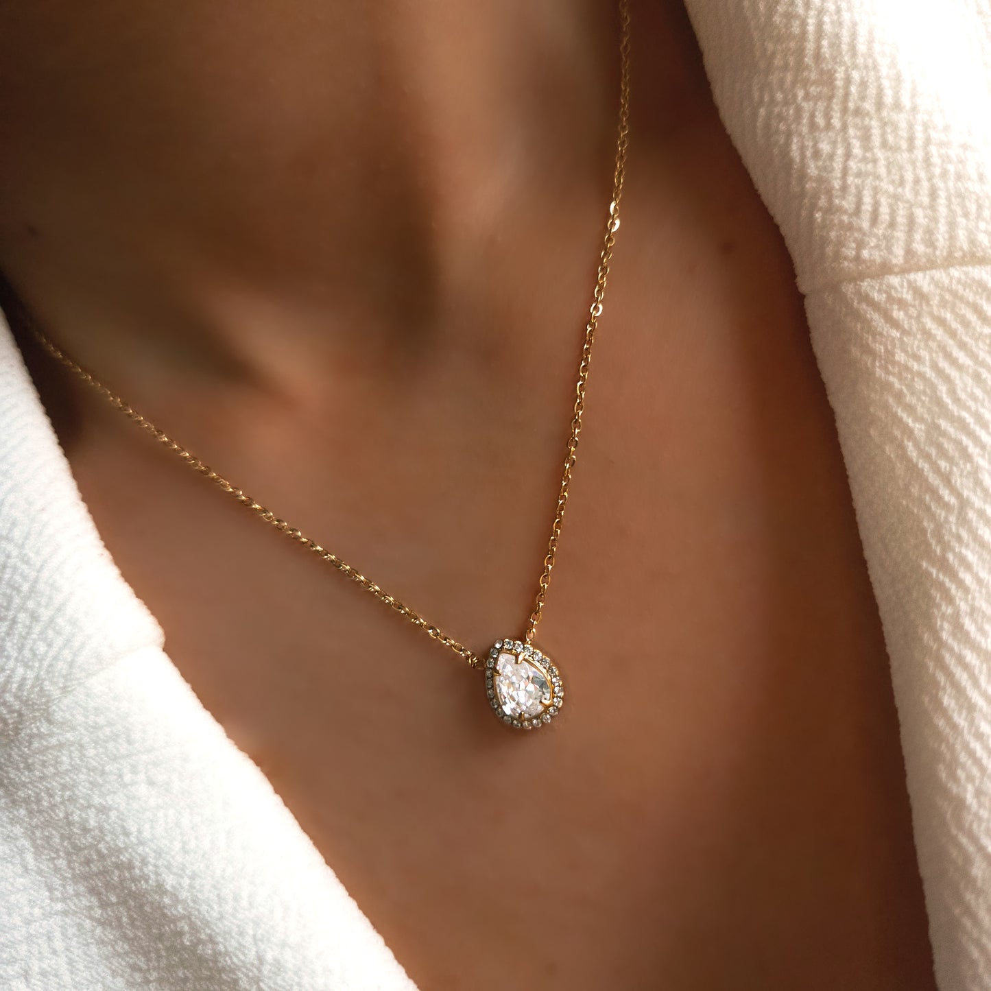 Collier pendentif goutte sertie sur chaîne fine. Bijou élégant et intemporel, idéal à porter seul ou en accumulation.