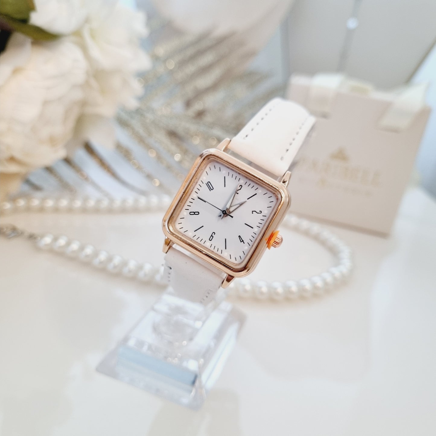 Montre à cadran carré doré raffiné, son bracelet en cuir fin de 6 mm ajustable et sa légèreté (19 g), elle est le parfait équilibre entre sophistication et confort. Cadeau aprfait qui fera des heureuses.