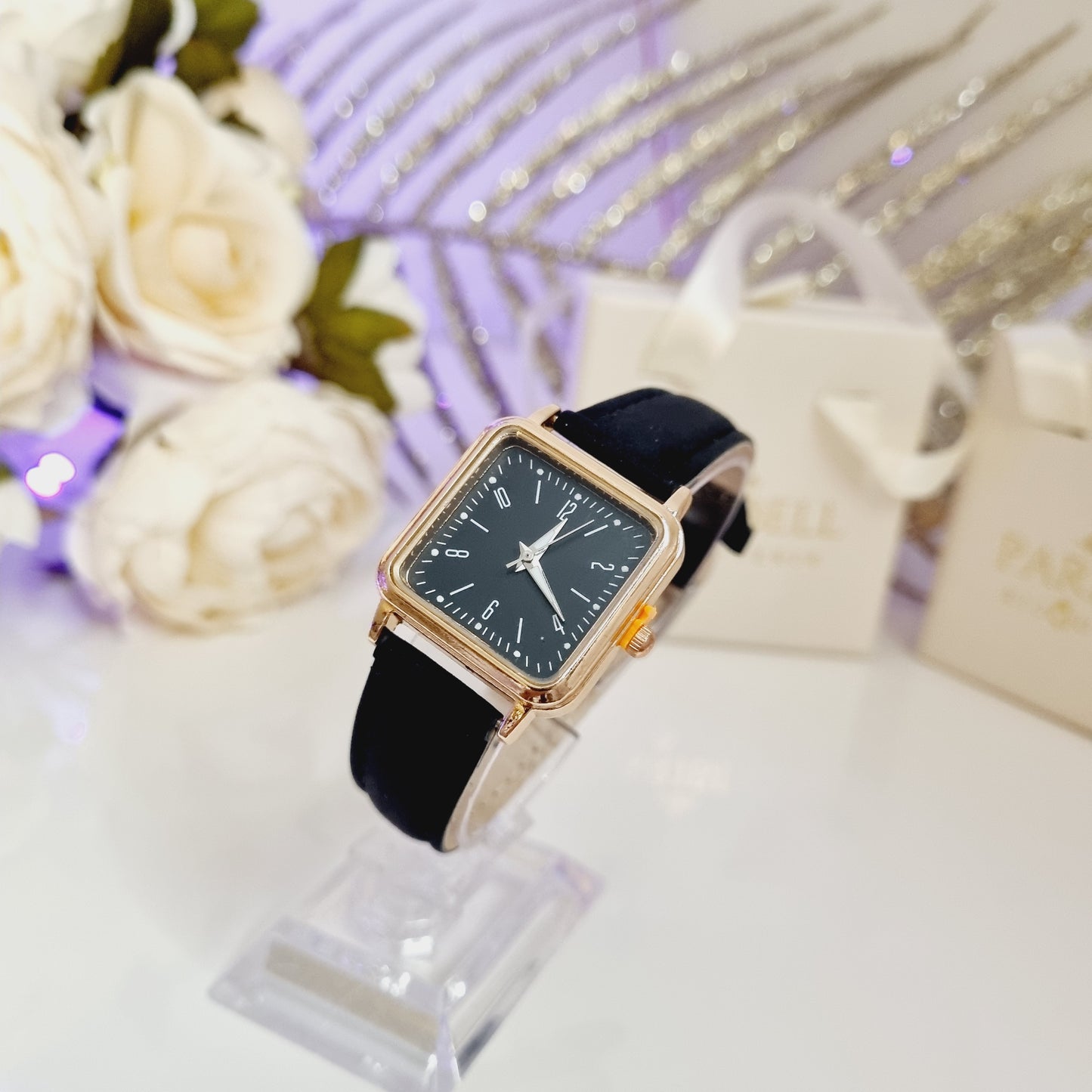 Montre Zayra noire et dorée avec bracelet en faux cuir, style intemporel et chic