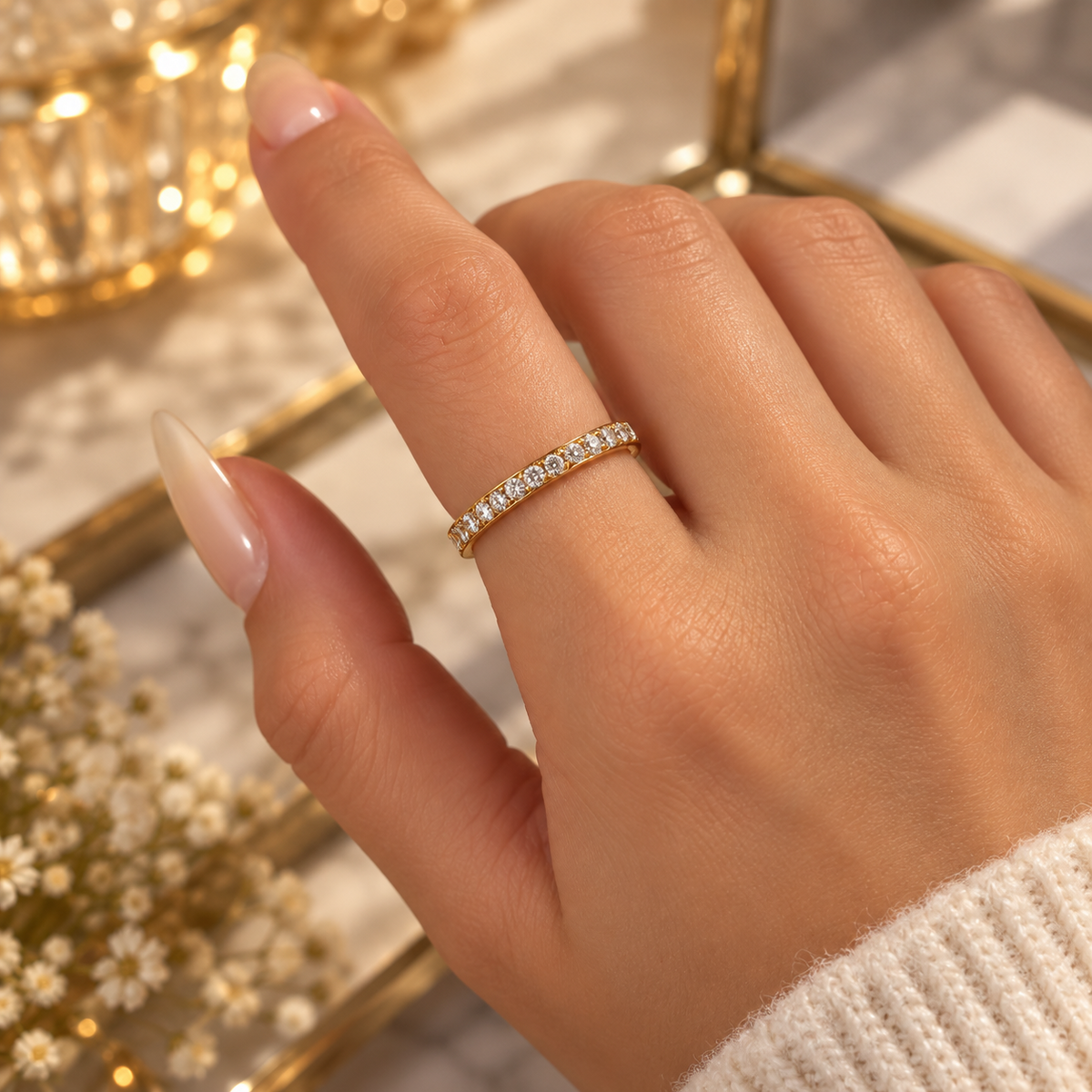 Bague alliance fine dorée sertie de cristaux