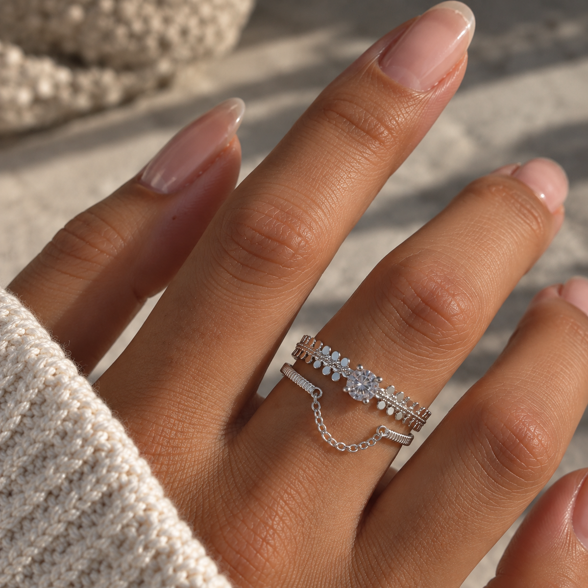 Bague argentée femme avec cristal central et chaîne délicate