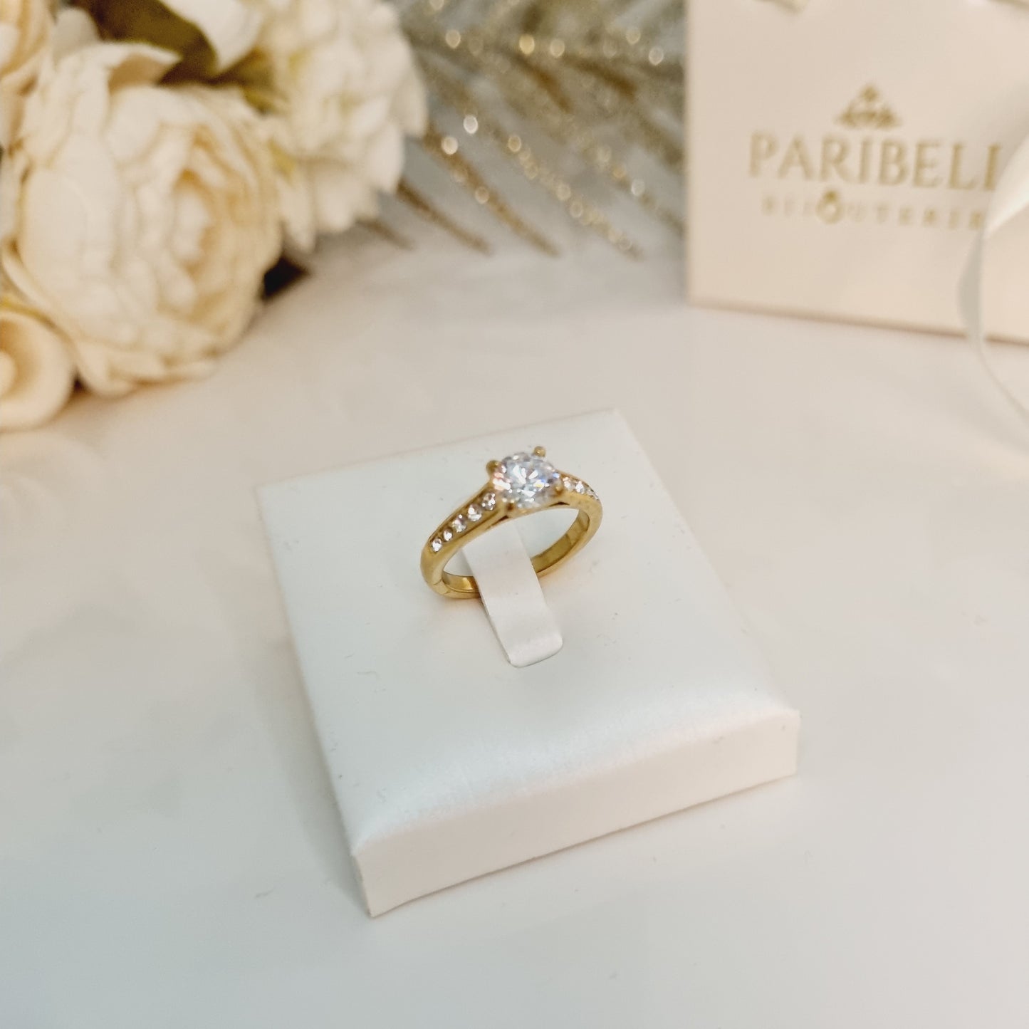 Zoom sur la jolie bague type fiançailles, en acier inoxydable, de taille 54.