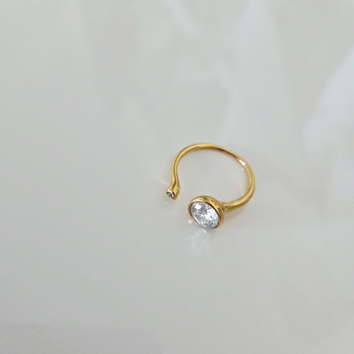 Bague dorée ouverte avec deux cristaux