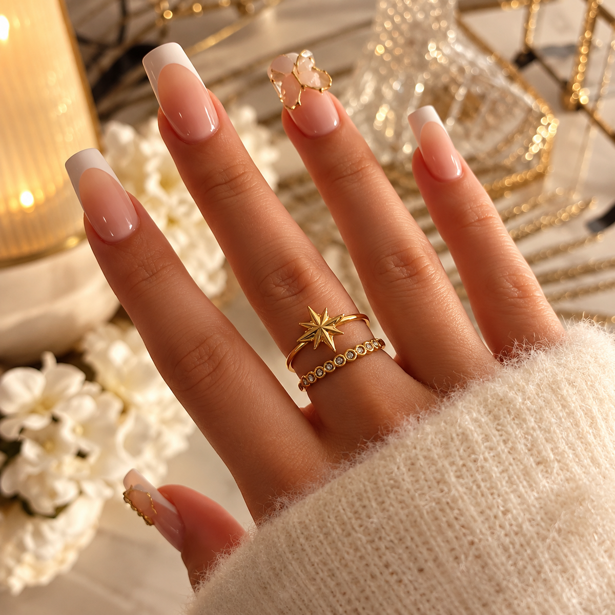 Bague dorée à deux rangs avec une étoile à huit branches et une ligne de petites pierres rondes