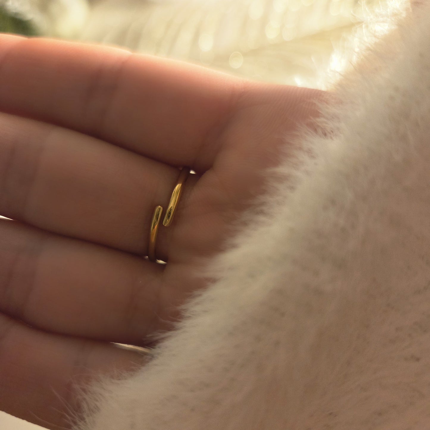 Bague dorée avec pierre goutte – Élégance intemporelle