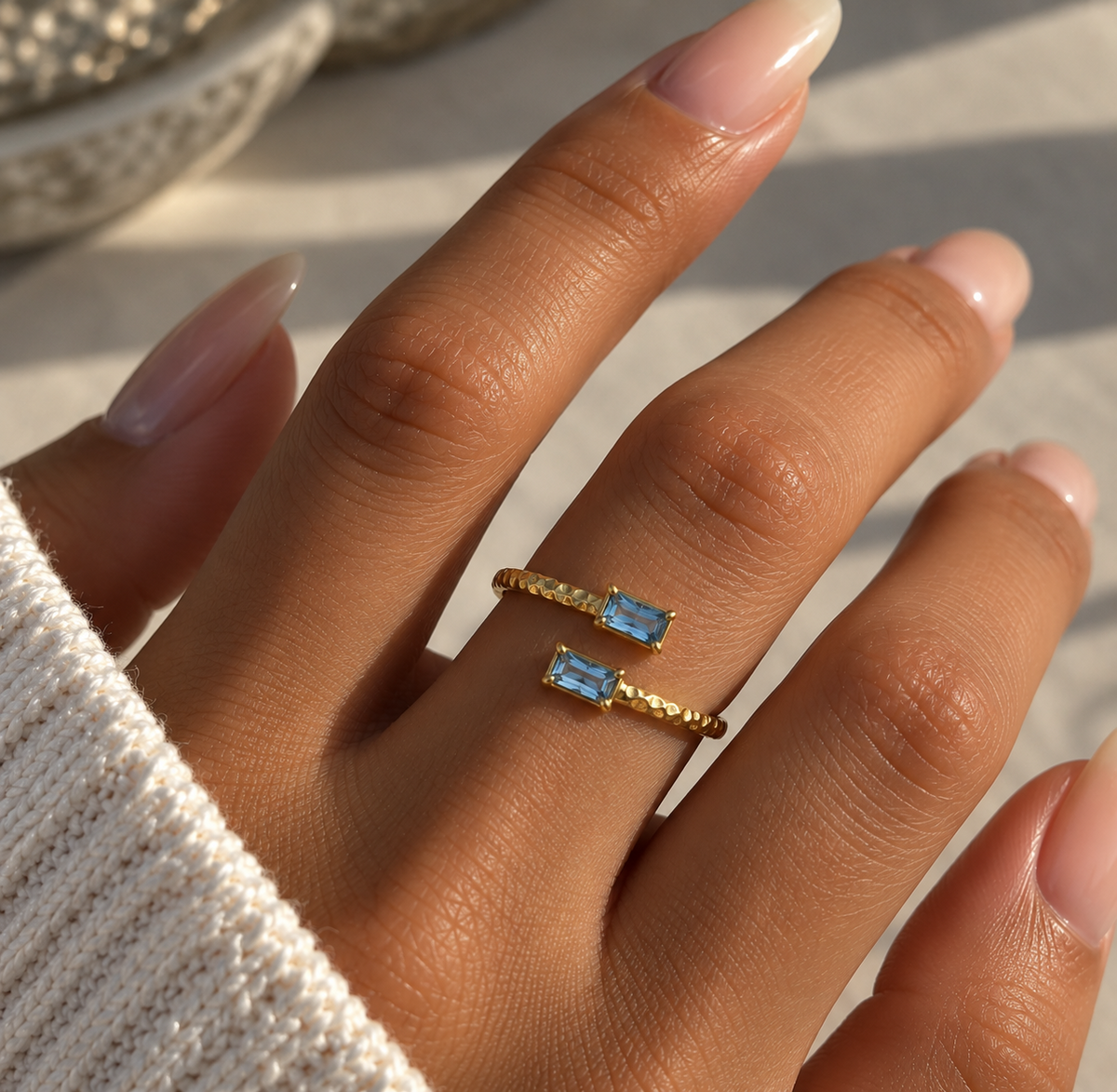 Bague femme dorée ajustable avec deux pierres bleues rectangulaires portée