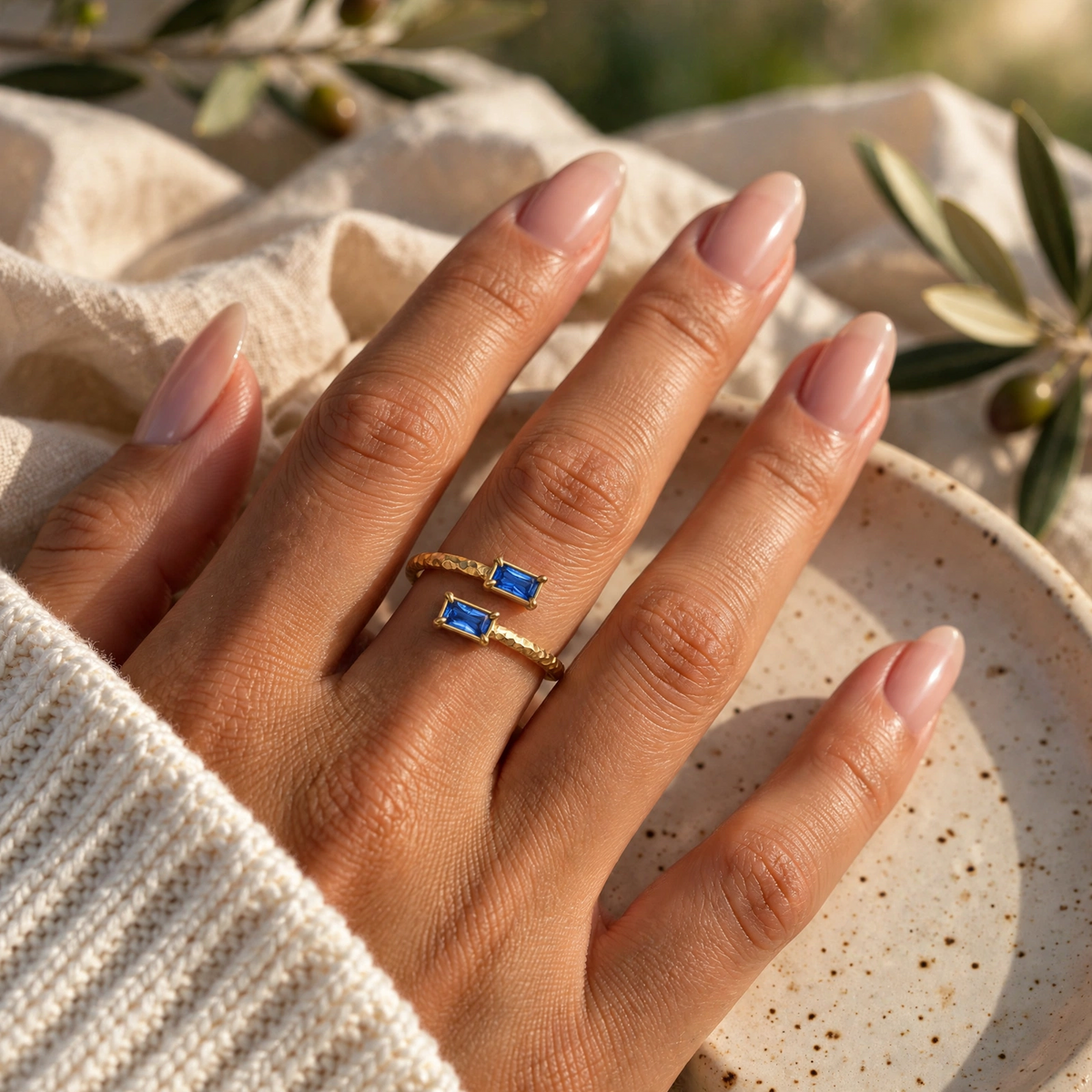 Bague dorée ajustable avec deux pierres rectangulaires bleues