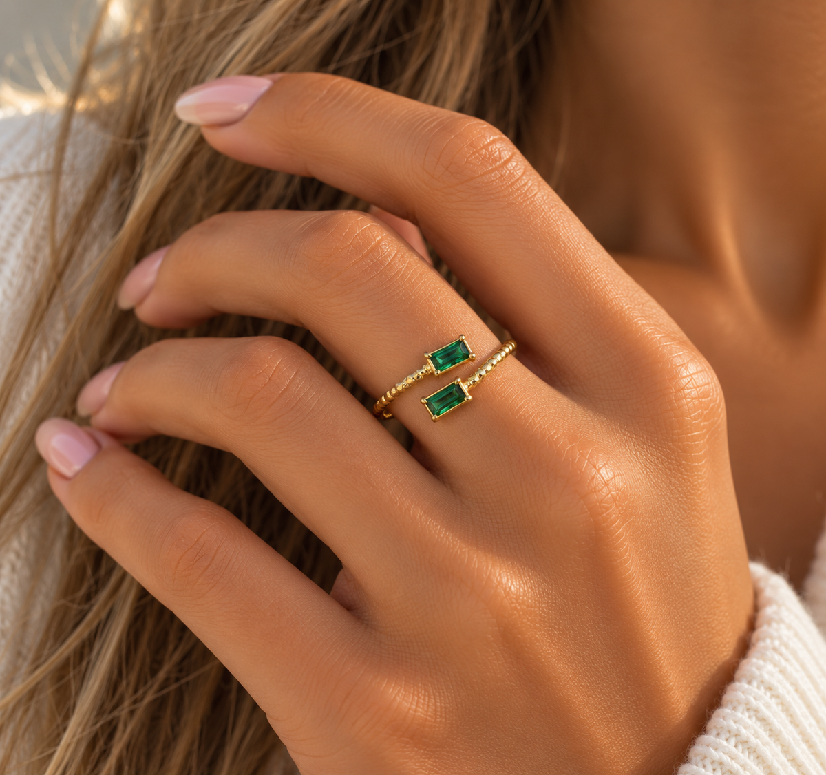 Bague femme dorée ajustable avec deux pierres vertes rectangulaires portée