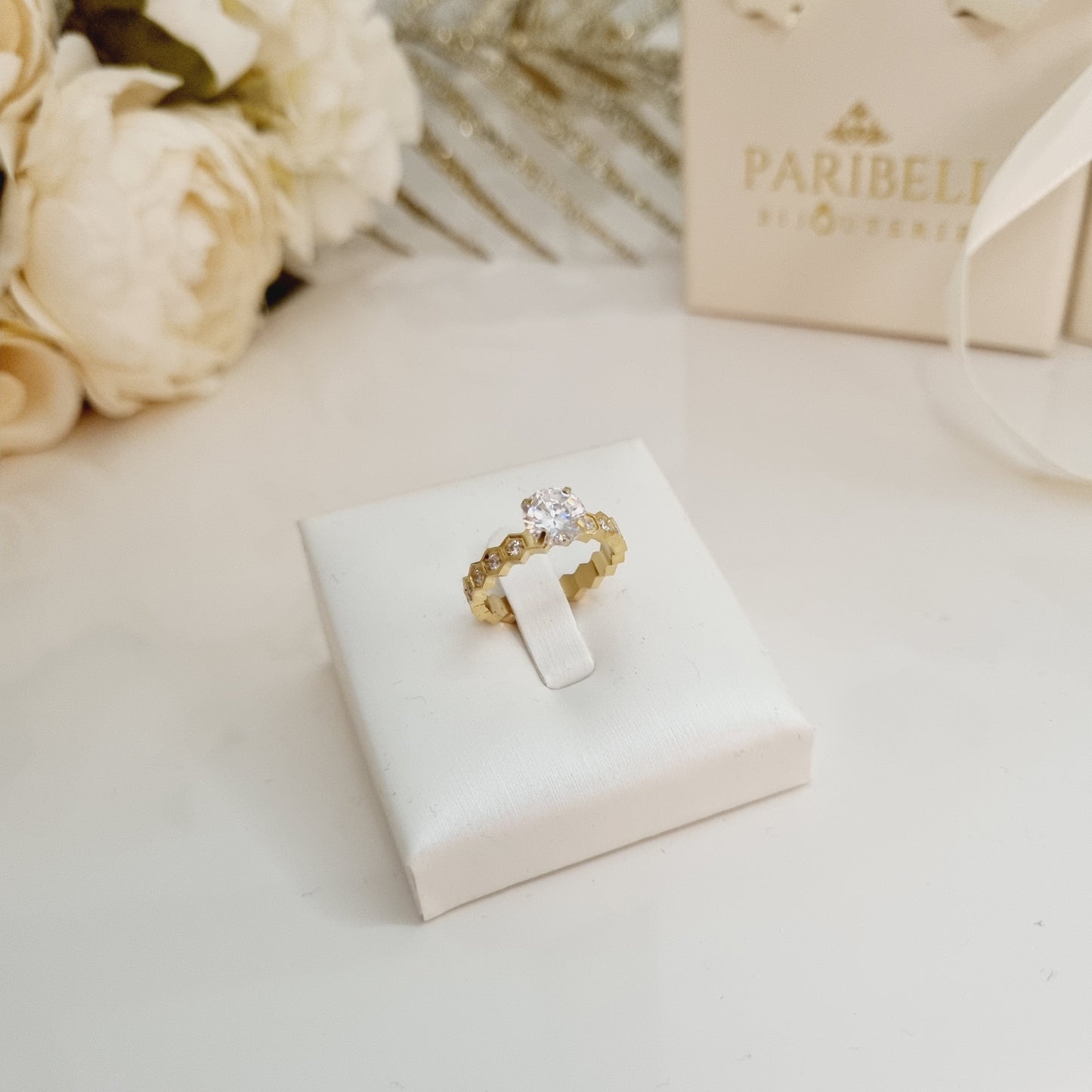 Bague dorée pour femme en acier inoxydable type fiançailles.