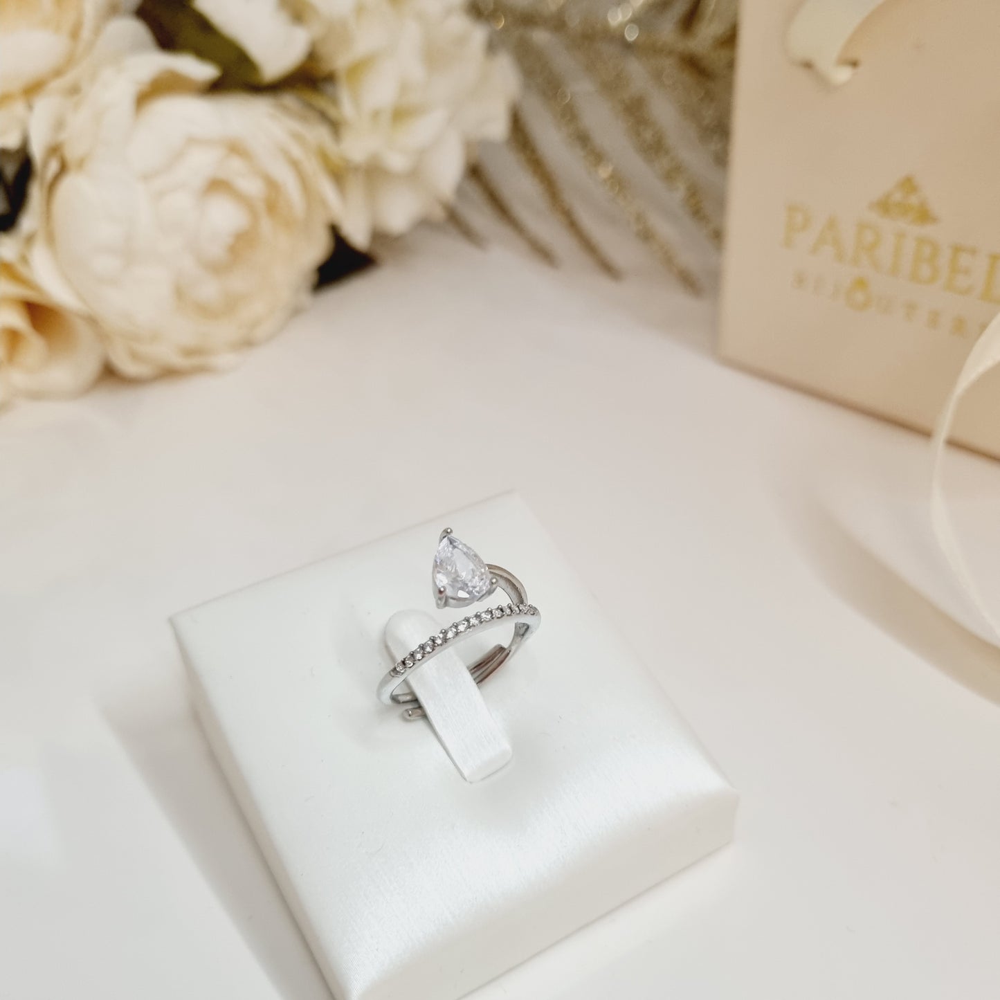 Bague Élise argentée vue de près avec zirconium larme