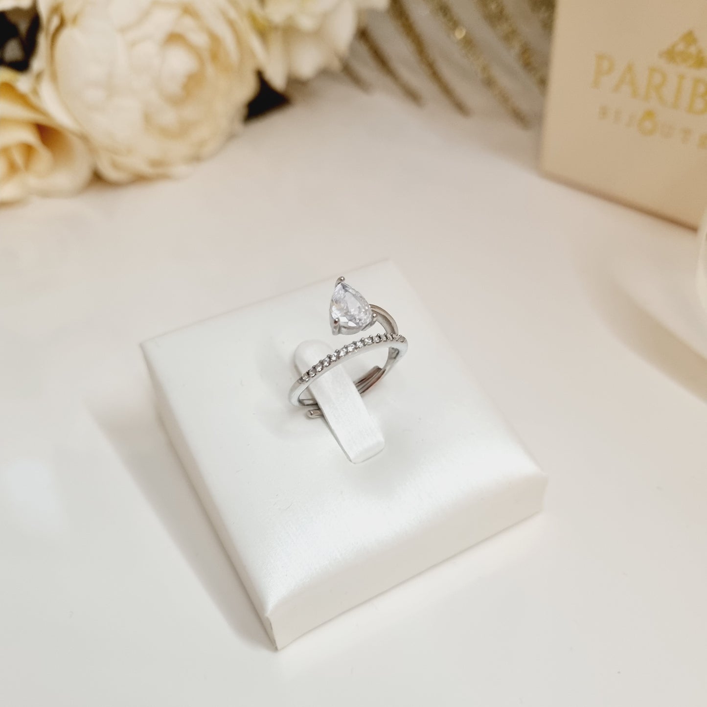 Bague Élise en acier inoxydable portée sur un fond doux