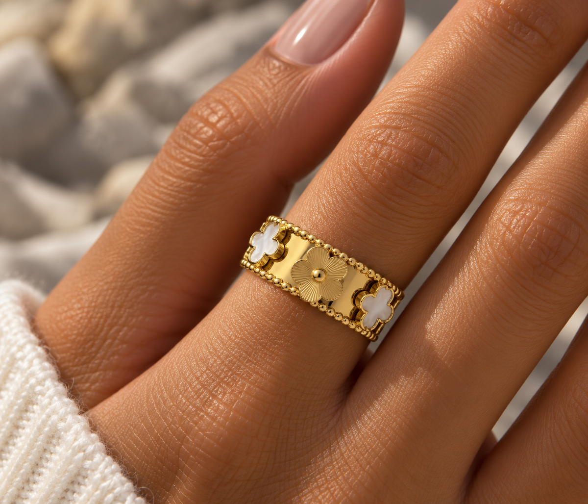 Bague dorée fleur centrale et motifs floraux blancs en acier inoxydable