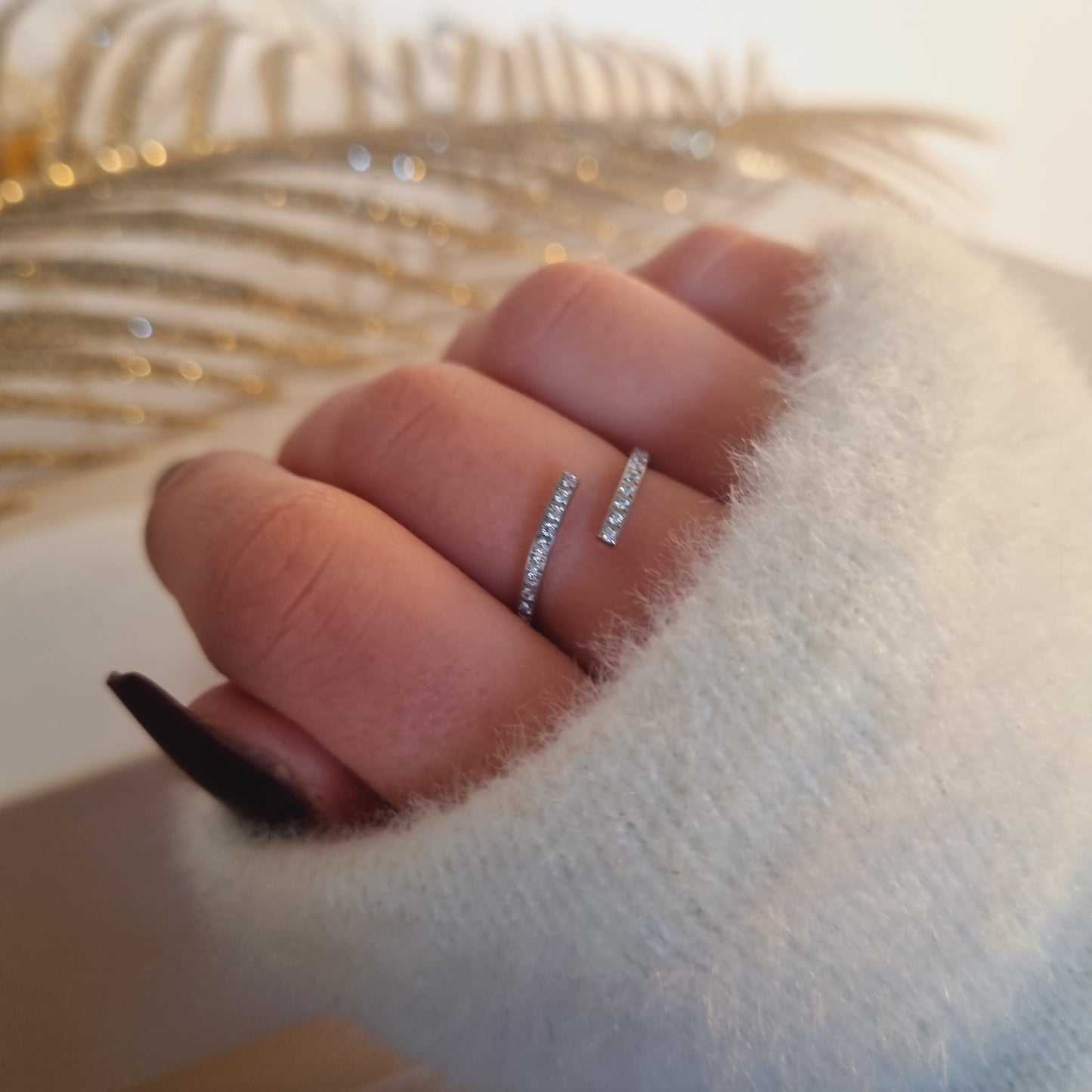 Bague Inès en acier inoxydable argenté avec strass, design ouvert, taille ajustable – Élégance sobre signée Paribell. Photo portée
