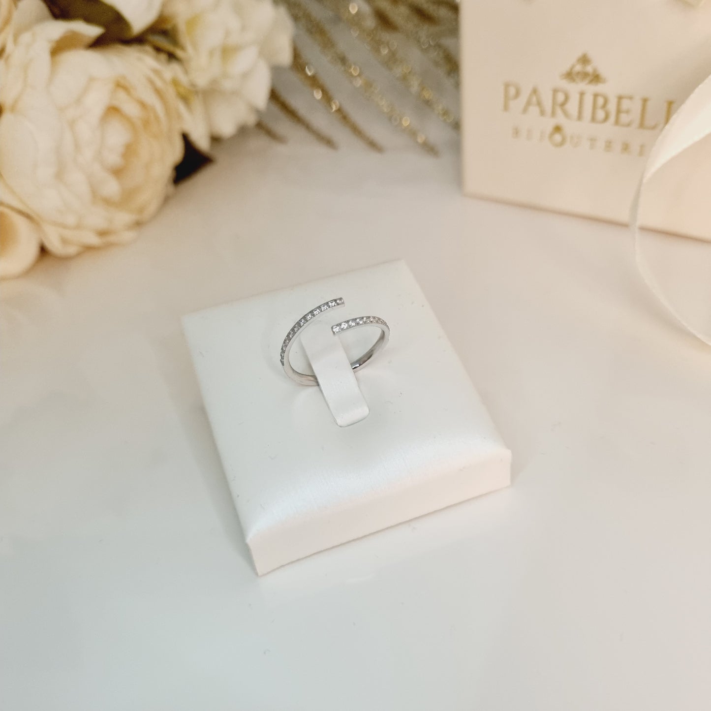 Bague Inès en acier inoxydable argenté avec strass, en spirale, design ouvert, taille ajustable – Élégance sobre signée Paribell