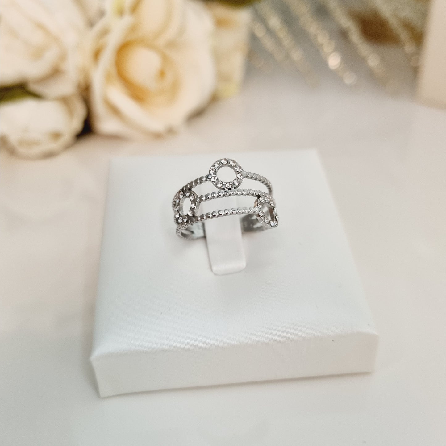 Élégante bague argentée résistante à l’eau avec strass scintillants