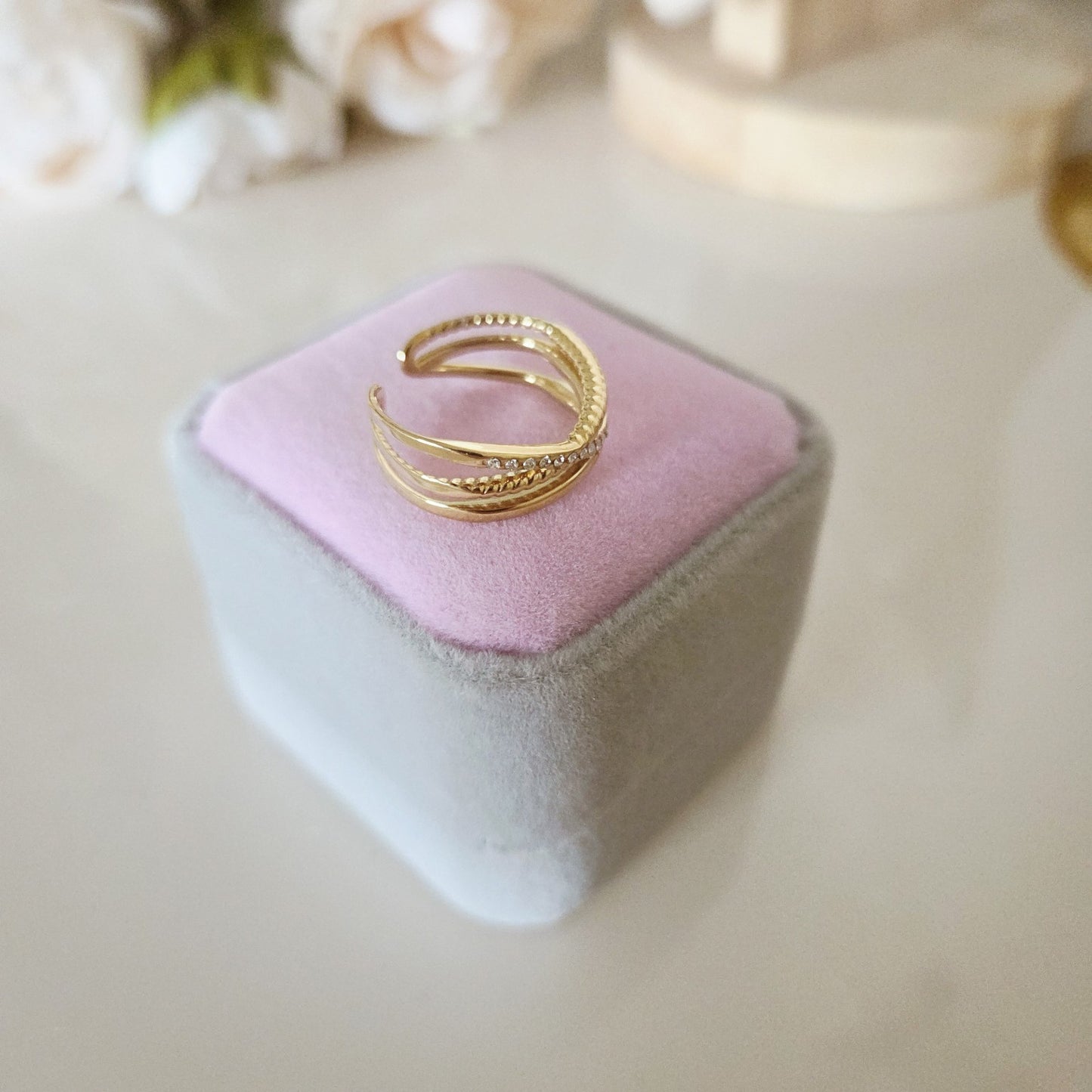 Bague dorée multirangs réglable avec lignes pavées en détail