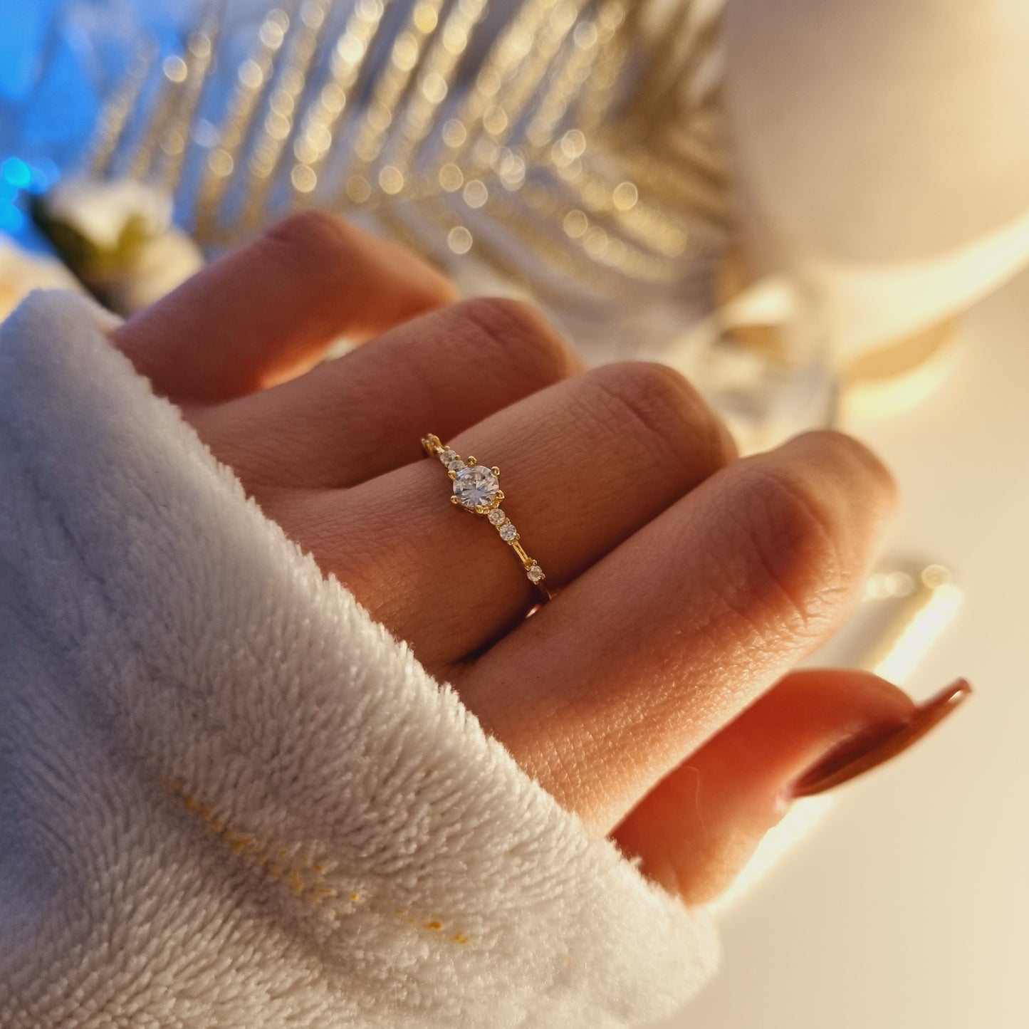 Bague Oranielle en argent sterling plaqué or avec pierres ronde et latérales en zircon.