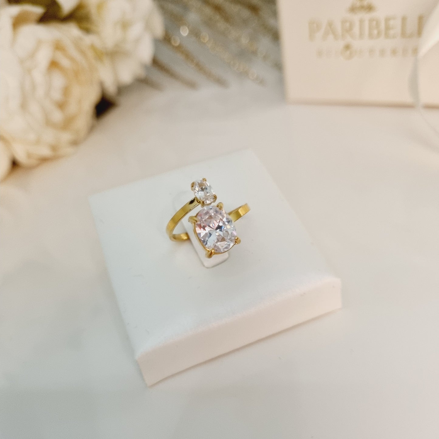 Bague dorée Séréna portée au doigt – bijou élégant et ajustable en acier inoxydable