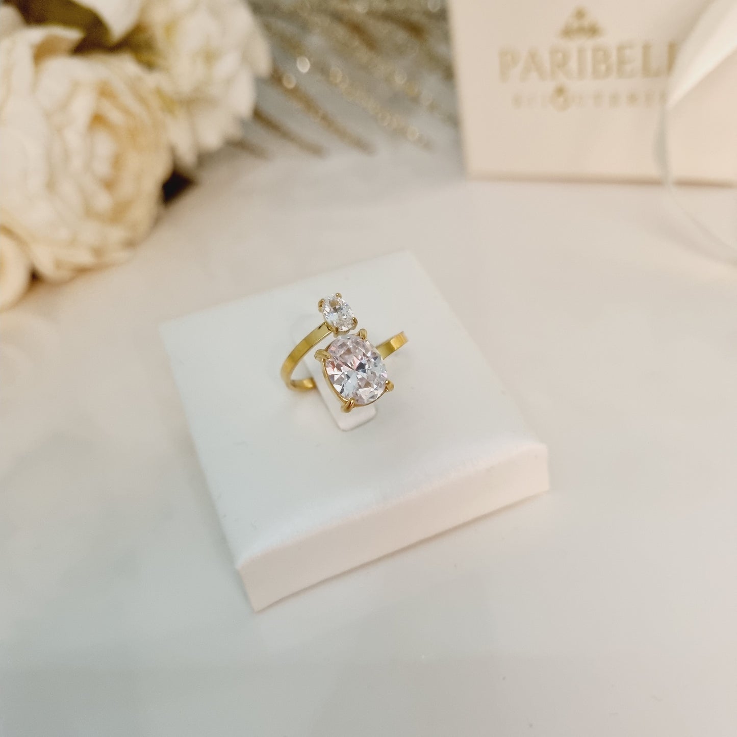 Détail de la bague dorée Séréna en acier inoxydable – design moderne et chic